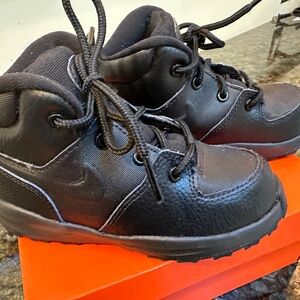 Nike Toddler/New Manoa Boot 9c  Black boot!